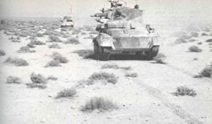 Englische Panzer durchfahren die Wüste. 