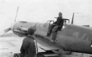 Hans-Joachim Marseille sitzt auf seiner Bf 109