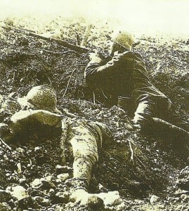 Deutscher Soldat beobachtet Fort Vaux