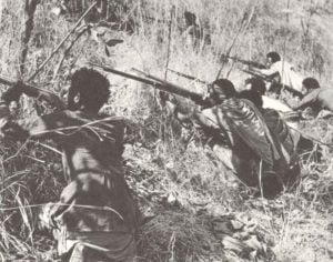 Äthiopische Guerillias beschießen ein italienisches Fort.