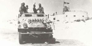 Halbkettenfahrzeug von Rommels Afrika Korps vor dem Fort von El Agheila 