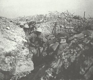 Französische Soldaten suchen Schutz in einem Graben