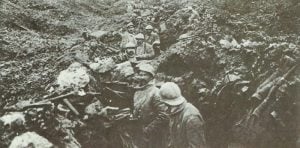Französische Soldaten in einem eroberten deutschen Graben