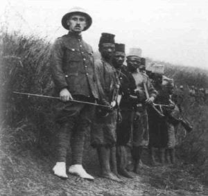 belgischer Leutnant mit seinen Soldaten