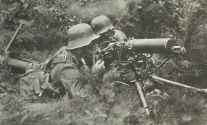 Deutsche MG-Schützen mit Gasmasken