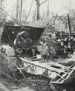 deutscher 21-cm-Mörser in einer eroberten französischen Stellung