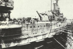 Schlachtschiff 'Warspite' zu Reparaturen im Trockendock