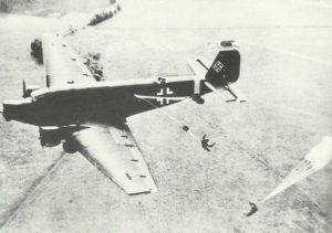 Absprung von Fallschirmjägern aus einer Ju 52