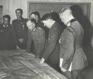 Hitler mit von Brauchitsch und Keitel vor der Lagekarte