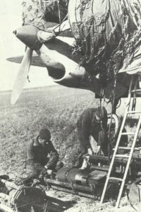 Pe-2 mit Bomben beladen