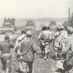 Deutsche Panzer stossen vor, russische Kriegsgefangene strömen zurück