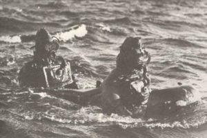  torpedoartige Unterseeboote mit zwei Mann Maiale (Schweine) 