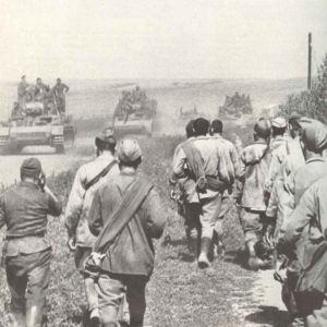 Deutsche Panzer stoßen vor, russische Gefangene fluten zurück. 