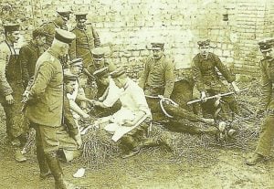 Veterinäre eines deutschen Kavallerieregiments bei der Arbeit