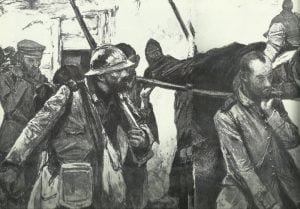 deutsche Gefangene transportieren französische Verwundete