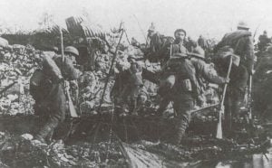 Italienische Infanterie während eines Sturmangriffs
