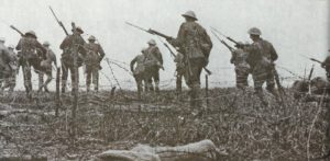 Britische Infanterie greift durch Stacheldraht an