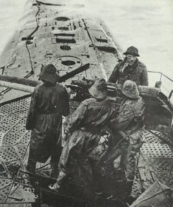 Feuerbereites Geschütz eines deutschen U-Bootes