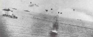 Angriff italienischer Kampfflugzeuge auf einen englischen Konvoi 