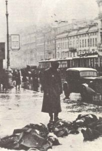 Verhungerte Zivilisten auf den Straßen von Leningrad.