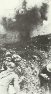 Französische Soldaten bei Verdun unter Feuer