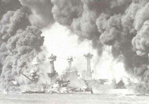 brennenden Schlachtschiffe West Virginia und Tennessee