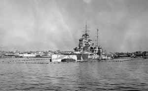 Schlachtschiff HMS Queen Elizabeth im Hafen von Alexandria