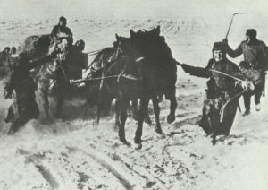 Pferdefuhrwerke im tiefen Schnee Russland