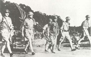 General Percival führt seine Delegation zur Kapitulation ins japanische Hauptquartier