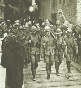 Britische Soldaten marschieren in Kut ein