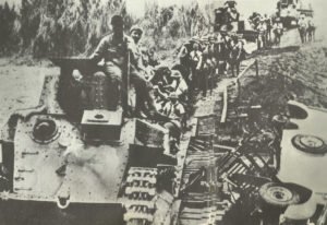 Japanische leichte Panzer überqueren eine provisorische Brücke