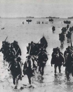 Japanische Truppen waten an die Küste. 