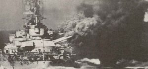 Italienisches Schlachtschiff feuert