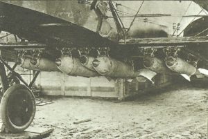 Bomben unter den Rumpf und Flügeln eines Gotha-Bombers