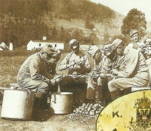 Soldaten schälen Kartoffeln