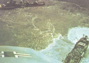 Zerstörer und ein Handelsschiff unter dem Angriff deutscher Flugzeuge