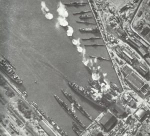 Luftangriff deutscher Flugzeuge auf einen russischen Schwarzmeer-Hafen
