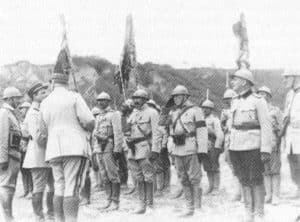 Französische Offiziere vergeben Auszeichnungen an rumänische Truppen