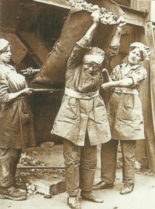 Arbeiterinnen in einer Kohlemine i
