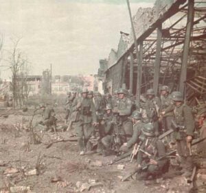 deutsche Soldaten im Traktorenwerk Stalingrad