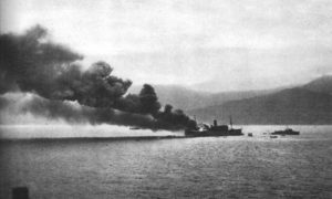 Im Hafen von Bougie eröffnen Vichy-französische Küstenbatterien das Feuer auf alliierte Transporter 