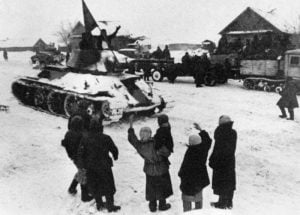 Zivilisten begrüssen Truppen der Roten Armee bei Stalingrad