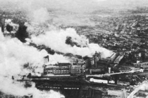 brennende Philips-Werke Eindhoven nach RAF-Tiefflugangriff