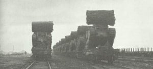Britische Tanks verladen auf der Eisenbahn