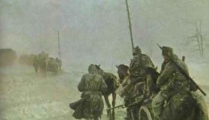 Truppen der italienischen 8. Armee auf dem Rückzug im Schneesturm
