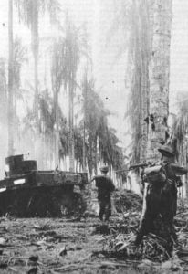 Australische Infanterie rückt mit Stuart-Panzer gegen japanische Stellungen vor. 