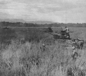 US-Marines und Sherman-Panzer auf Guadalcanal