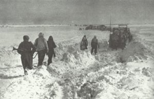 Rückzug deutscher Truppen durch die tief verschneite Steppe