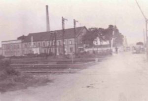 Einfahrt und Eisenbahngleise vor dem KZ Osthofen am Rhein