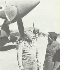 General Arnold (links), Chef der USAAF, im Gespräch mit General Chennault